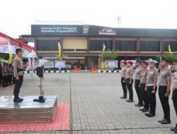 Polresta Samarinda Gelar Upacara Kenaikan Pangkat Personel di Mapolresta.