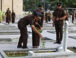 Kejati Kaltim Gelar Upacara Ziarah dan Tabur Bunga, untuk Peringati HBA ke-64 dan HUT IAD ke-24.