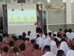 Satlantas Polresta Samarinda Berikan Edukasi Lalu Lintas MPLS SMA Negeri 1 Samarinda.