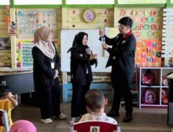 Mahasiswa PMM UMM Kelompok 97 Terapkan Pendidikan Lingkungan di TK Negeri 01 Kota Bangun Lewat Penanaman Kecambah