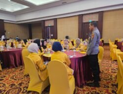 Sukseskan Pemilu 2024: Polresta Samarinda Edukasi Masyarakat tentang Peran di TPS di KPU Samarinda.