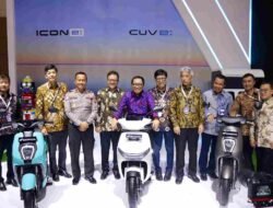 Honda ICON e: dan CUV e: Meriahkan Booth AHM di IMOS 2024.