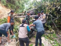 Bersama Relawan dan TNI, Polsek Palaran Lakukan Evakuasi Warga Tertimpa Longsor.