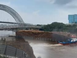 Tongkang Indosukses 28 Milik PT Pelayaran Mitra Tujuh Samudra Tabrak Pilar Jembatan Mahakam.