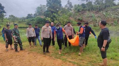 Jasad Pria Ditemukan Mengapung di Kolam Ponpes, Polsek Sungai Pinang Bergerak Cepat Ungkap Identitas Korban.