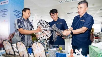 Astra Motor Berkolaborasi dengan Penerima Apresiasi SATU Indonesia Awards dalam Pengolahan Sampah Botol Plastik.