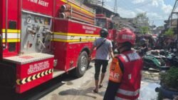 Dua Rumah Ludes Terbakar di Samarinda, Tim Brimob Polda Kaltim Turun Tangan Bantu Pemadaman.