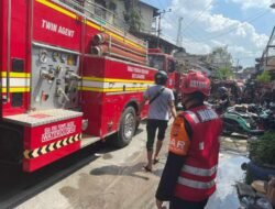 Dua Rumah Ludes Terbakar di Samarinda, Tim Brimob Polda Kaltim Turun Tangan Bantu Pemadaman.