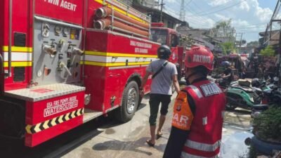Dua Rumah Ludes Terbakar di Samarinda, Tim Brimob Polda Kaltim Turun Tangan Bantu Pemadaman.