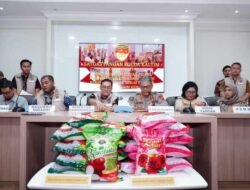 Polda Kaltim Ungkap Kasus Beras Premium Oplosan, 800 Karung Disita di Balikpapan Selatan, Tersangka Terancam 5 Tahun Penjara.