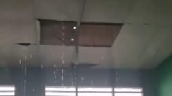 Atap Bocor Parah, SDN 020 Samarinda Utara Tergenang Air Saat Hujan Deras.