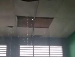 Atap Bocor Parah, SDN 020 Samarinda Utara Tergenang Air Saat Hujan Deras.