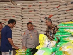 Kapolresta Samarinda Tinjau Gudang Bulog Karang Asam Ulu, Pastikan Ketersediaan dan Stabilitas Harga Beras.