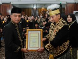 Erau Adat 2025: Danrem 091/ASN Terima Gelar Kebangsawanan dari Sultan Kutai Kartanegara.