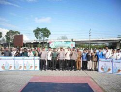 Kapolda Kaltim Serahkan 20 Sumur Bor, Peci dan Sarung untuk Santri Samarinda di Hari Santri Nasional 2025.