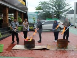 Kejaksaan Negeri Samarinda Musnahkan Ratusan Barang Bukti Berbagai Perkara yang Telah Berkekuatan Hukum Tetap.