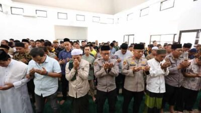 Kapolres Kutim Gelar Sholat Ghaib Bersama Warga, Doakan Korban Bencana di Sumatera.