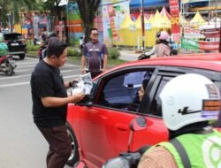 Kejari Samarinda Turun ke Jalan Bagikan Stiker dan Kaos Antikorupsi, Ajak Warga Terlibat Lawan Penyimpangan