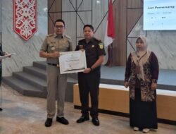 Kejari Samarinda Terima Penghargaan Optimalisasi PAD, Bukti Peran Strategis dalam Pengamanan Keuangan Daerah
