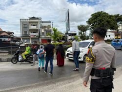 Quick Response Pamapta Polresta Samarinda Tangani Tumpahan Solar di Jalan Slamet Riyadi.