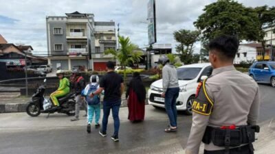 Quick Response Pamapta Polresta Samarinda Tangani Tumpahan Solar di Jalan Slamet Riyadi.