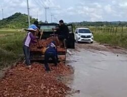 Warga Desa Separi Swadaya Perbaiki Jalan Rusak 1 Kilometer, Soroti Aktivitas Truk ODOL dan Minimnya Perhatian Pemerintah.