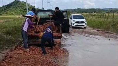 Warga Desa Separi Swadaya Perbaiki Jalan Rusak 1 Kilometer, Soroti Aktivitas Truk ODOL dan Minimnya Perhatian Pemerintah.