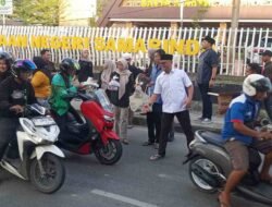 Kejari Samarinda Tebar Kepedulian Ramadhan 1447 H / 2026 M, 300 Takjil Dibagikan untuk Masyarakat.