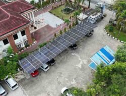 ESDM Kaltim Sediakan Charging Gratis Berbasis PLTS untuk Ojol, Dorong Transisi Energi Bersih.