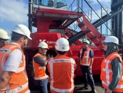 Dorong Efisiensi Logistik, KKT Operasikan Side Loader untuk Tangani Petikemas Kosong