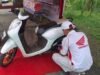 Bantu Korban Banjir Kubar, Astra Motor Kaltim 2 Berikan Layanan Pengecekan dan Pergantian Busi Gratis.